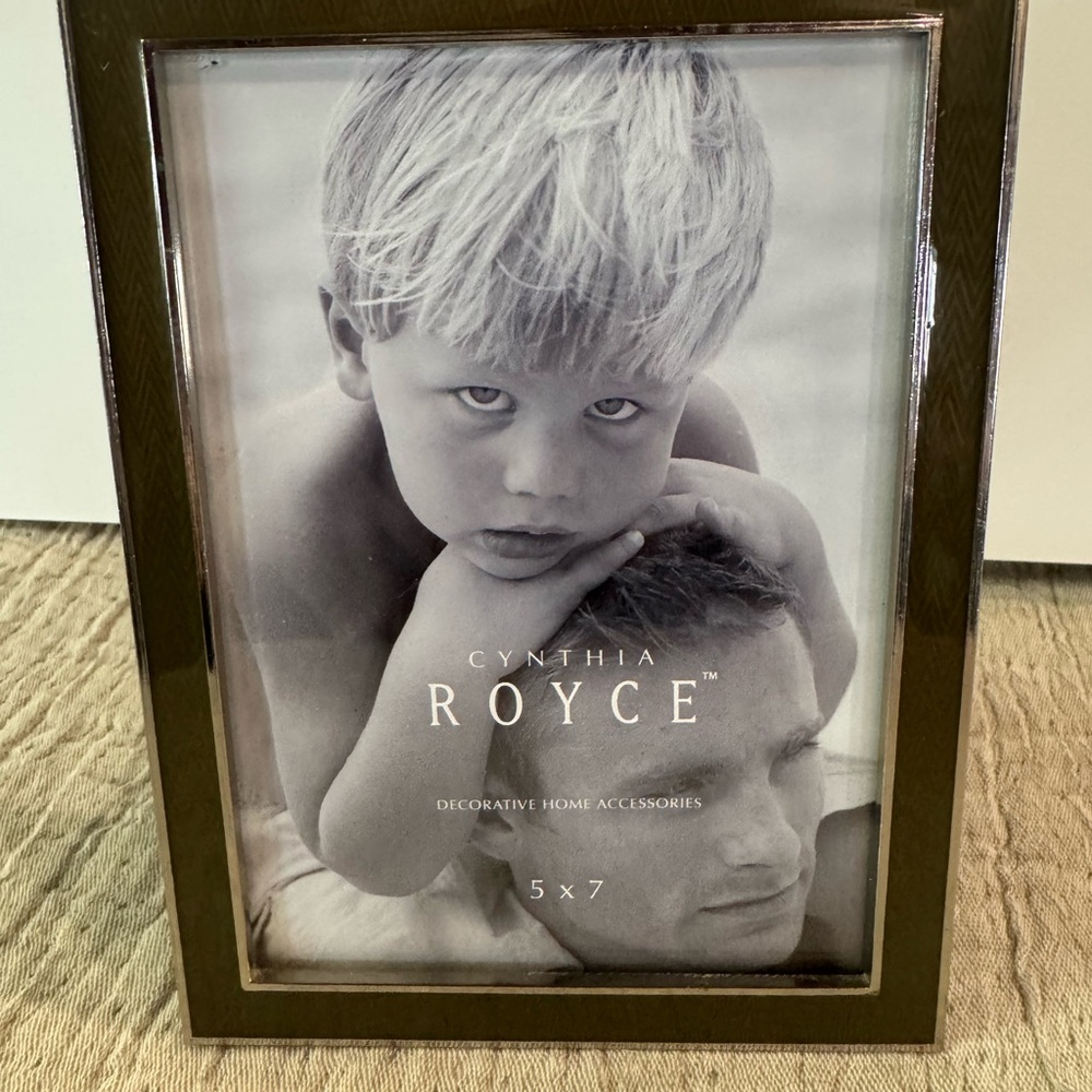 Cynthia Roycé 5x7 Photo Frame With Green and Silver Border